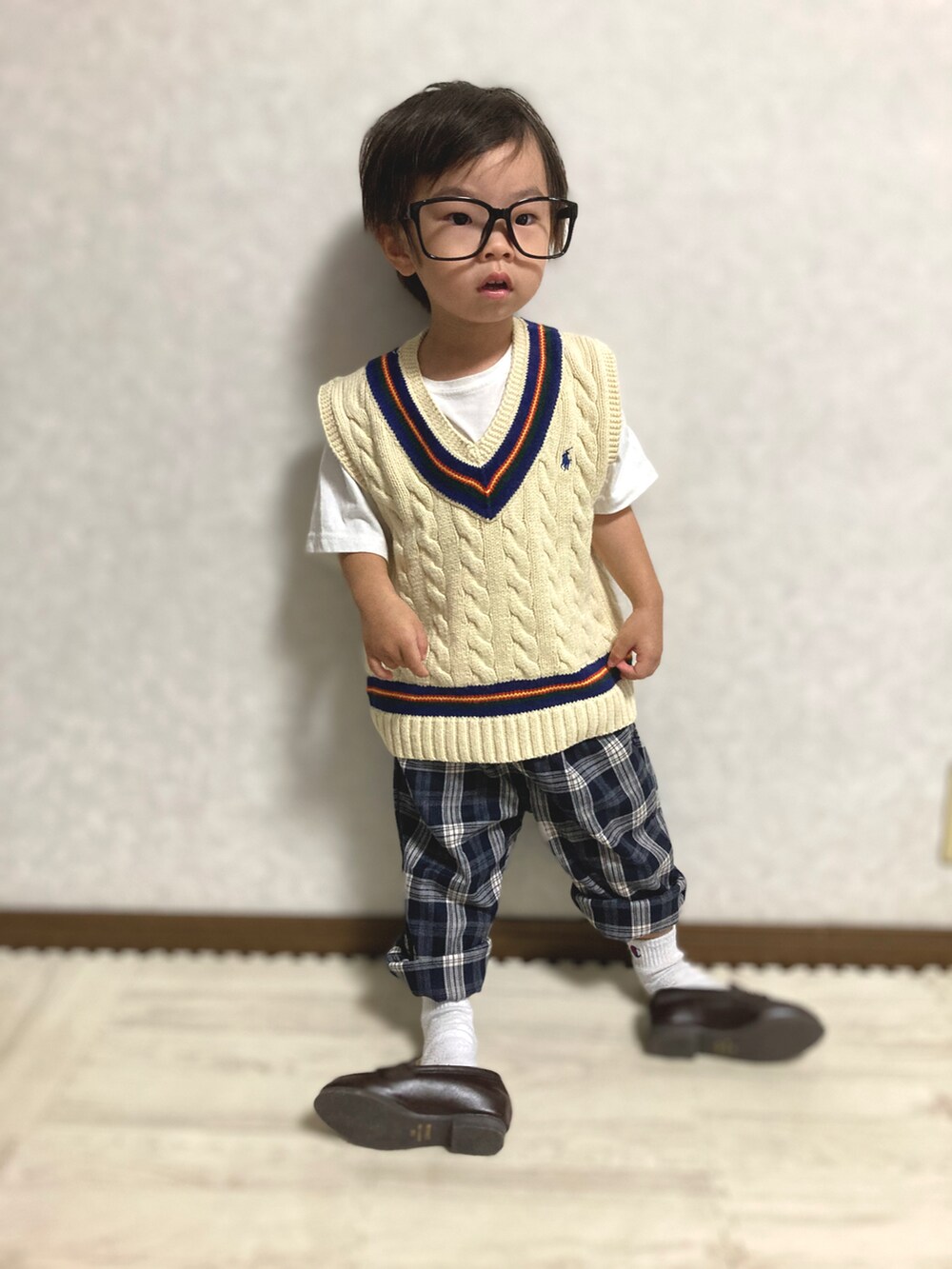 ホワイト系のTシャツ/カットソー、ホワイト系のベスト、ブルー系のその他パンツを着用したキッズの秋コーディネートの5枚目の写真