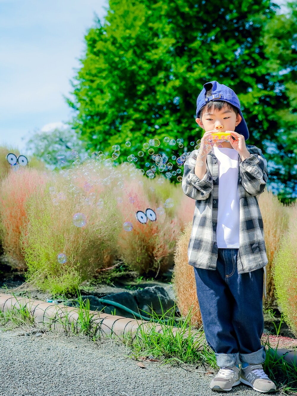 グレー系のスニーカー、ホワイト系のTシャツ/カットソー、ホワイト系のシャツ/ブラウスを着用したキッズの秋コーディネートの5枚目の写真