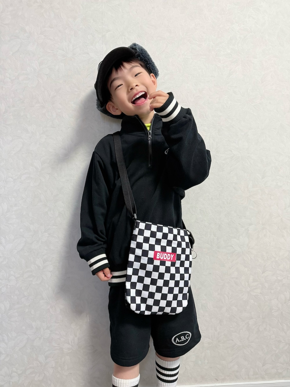 ブラック系のセットアップ、その他のショルダーバッグ、ブラック系のスニーカーを着用したキッズの冬コーディネートの3枚目の写真