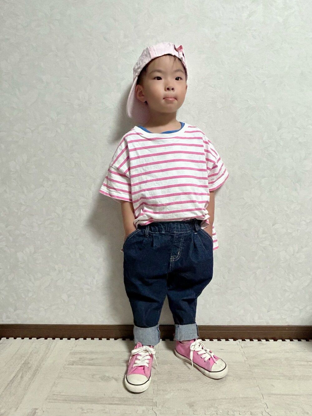 ブラック系のタンクトップ、ピンク系のTシャツ/カットソー、ブルー系のデニムパンツを着用したキッズの夏コーディネートの3枚目の写真