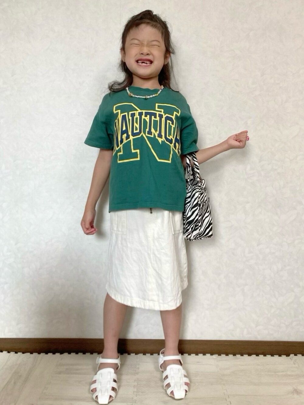 グリーン系のTシャツ/カットソー、ホワイト系のサロペット/オーバーオール、その他のトートバッグを着用したキッズの夏コーディネートの4枚目の写真