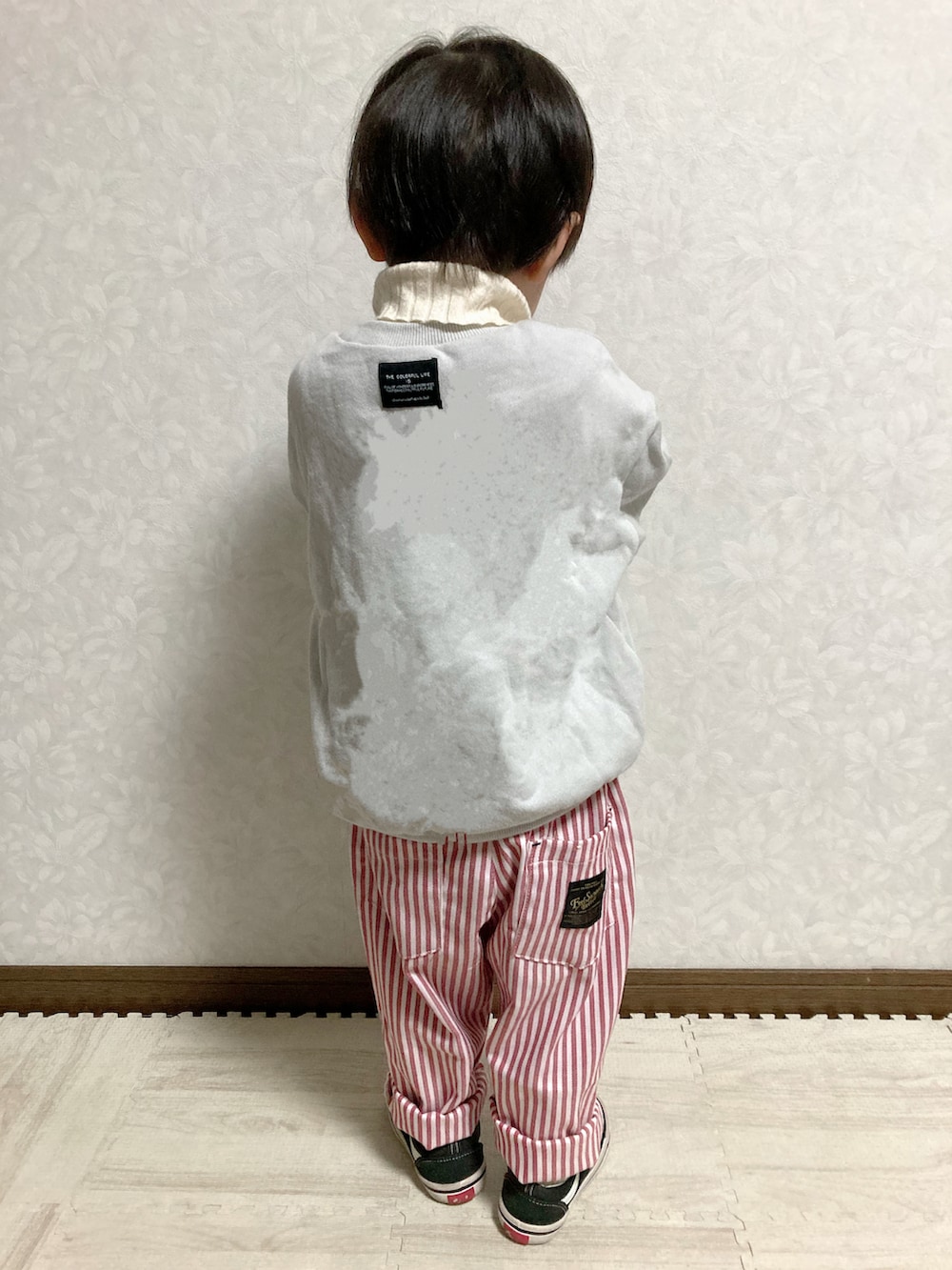 グレー系のスウェット、ホワイト系のニット/セーター、レッド系のその他パンツを着用したキッズの冬コーディネートの5枚目の写真