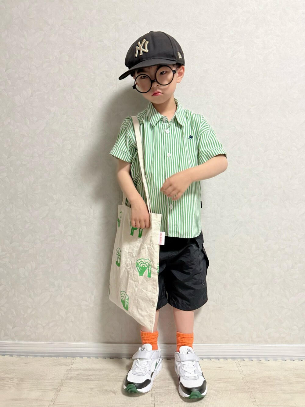 グリーン系のシャツ/ブラウス、ブラック系のカーゴパンツ、ホワイト系のスニーカーを着用したキッズの春コーディネートの4枚目の写真