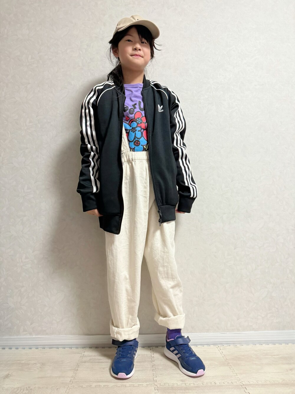 ブラック系のブルゾン、パープル系のTシャツ/カットソー、ホワイト系のサロペット/オーバーオールを着用したキッズの春コーディネートの4枚目の写真