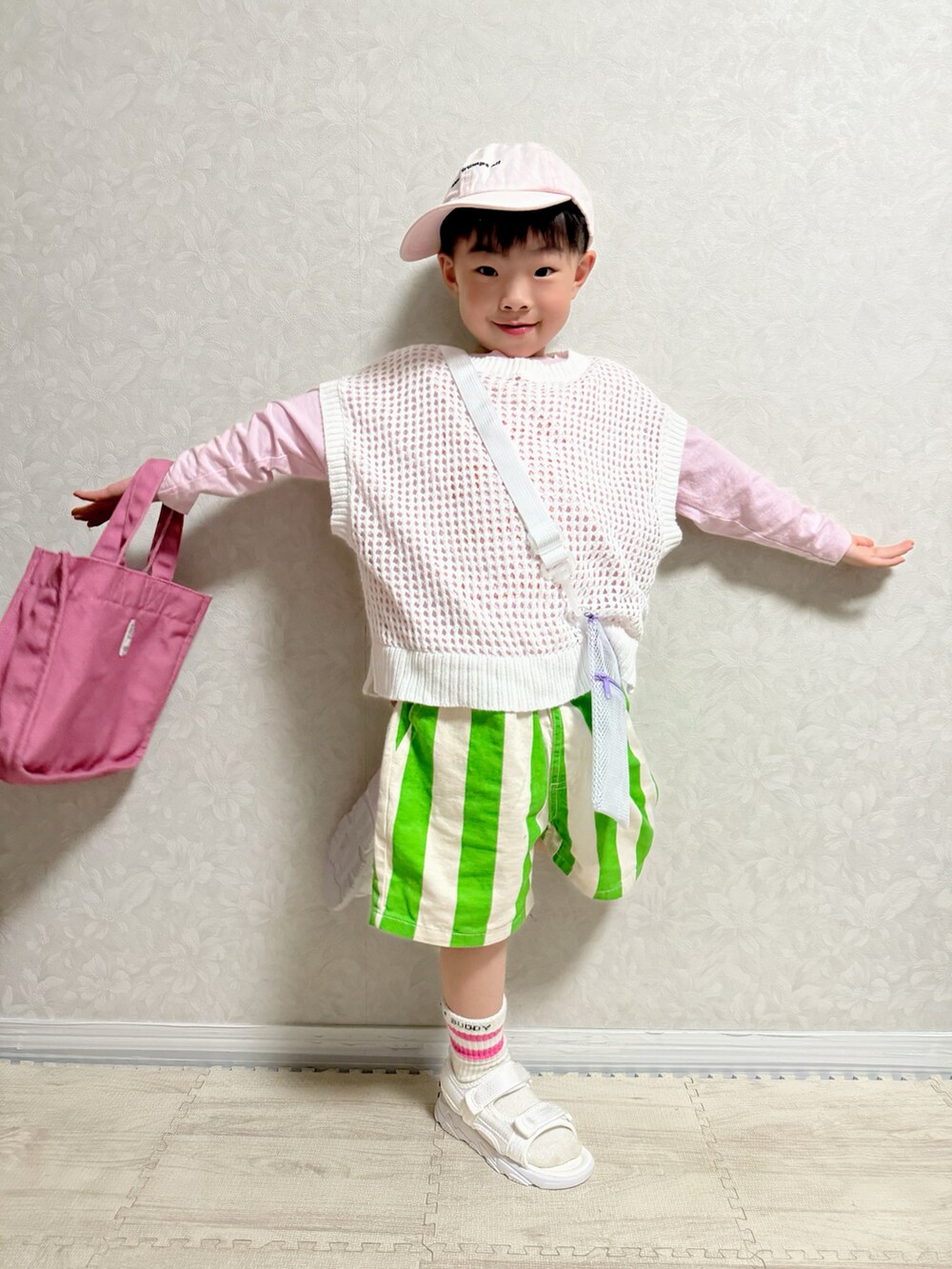 ピンク系のTシャツ/カットソー、ホワイト系のニット/セーター、グリーン系のその他パンツを着用したキッズの春コーディネートの4枚目の写真