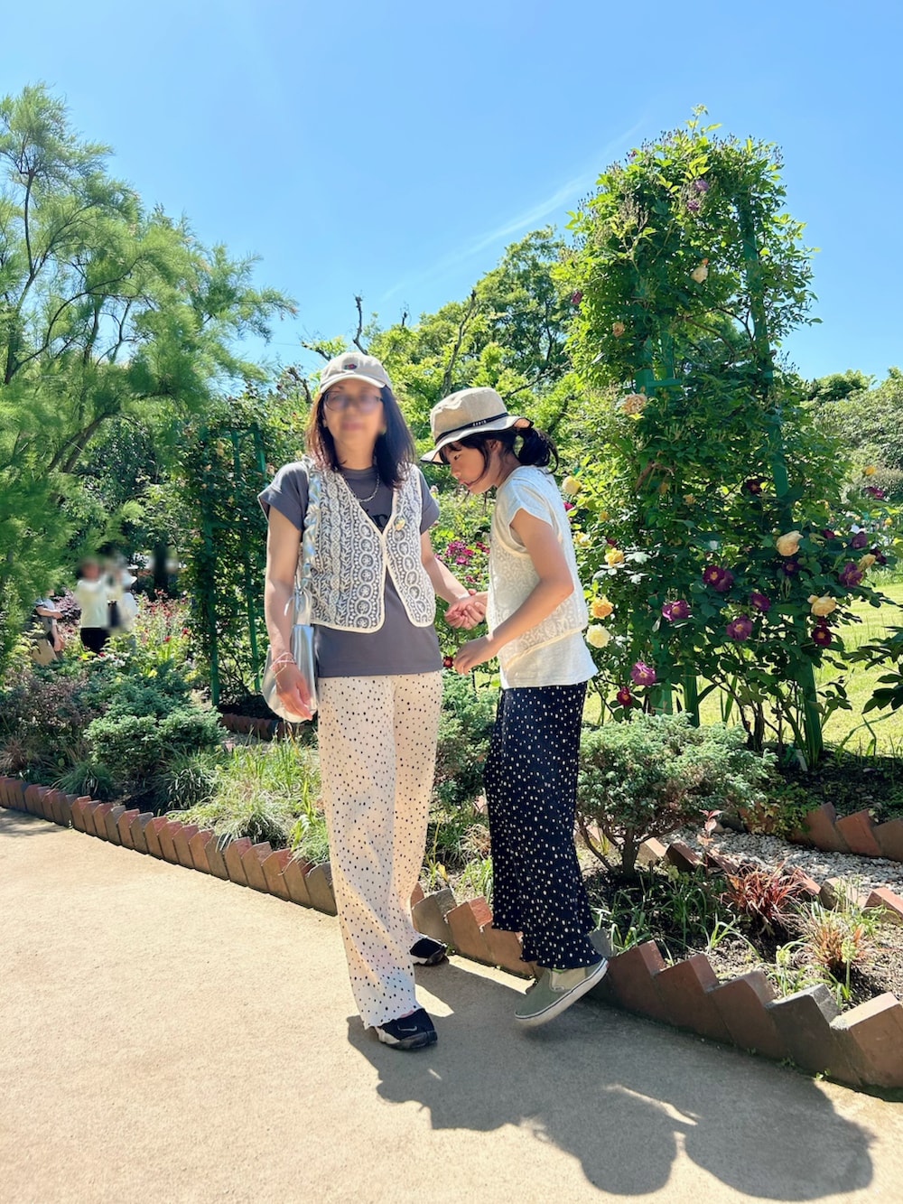 グレー系のTシャツ/カットソー、ホワイト系のTシャツ/カットソー、ホワイト系のその他パンツを着用したキッズの春コーディネートの4枚目の写真