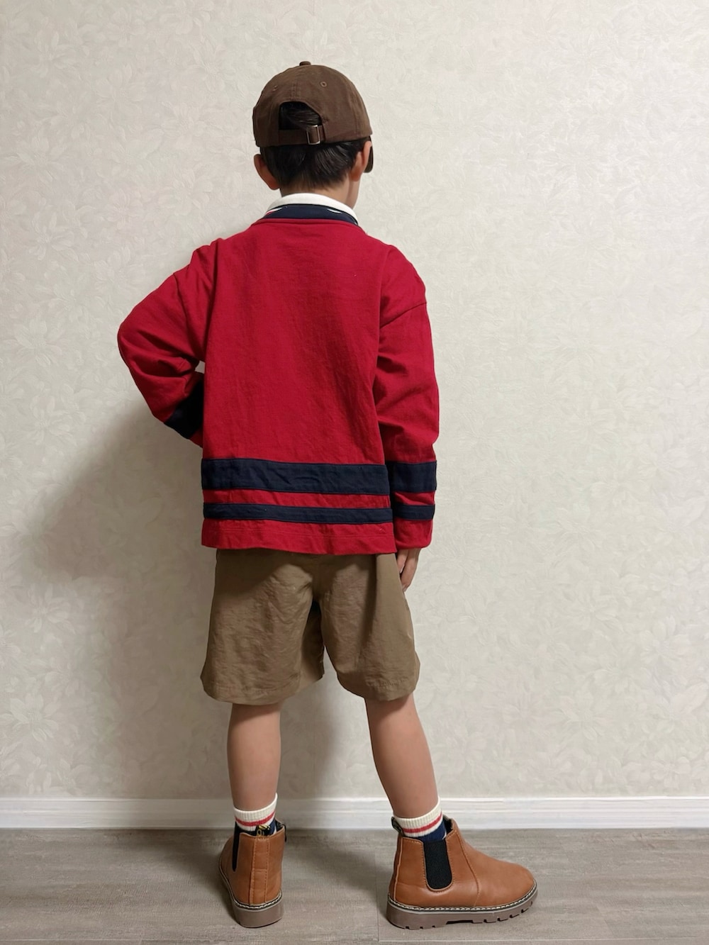 レッド系のTシャツ/カットソー、ホワイト系のポロシャツ、ブラウン系のブーツを着用したキッズの夏コーディネートの5枚目の写真