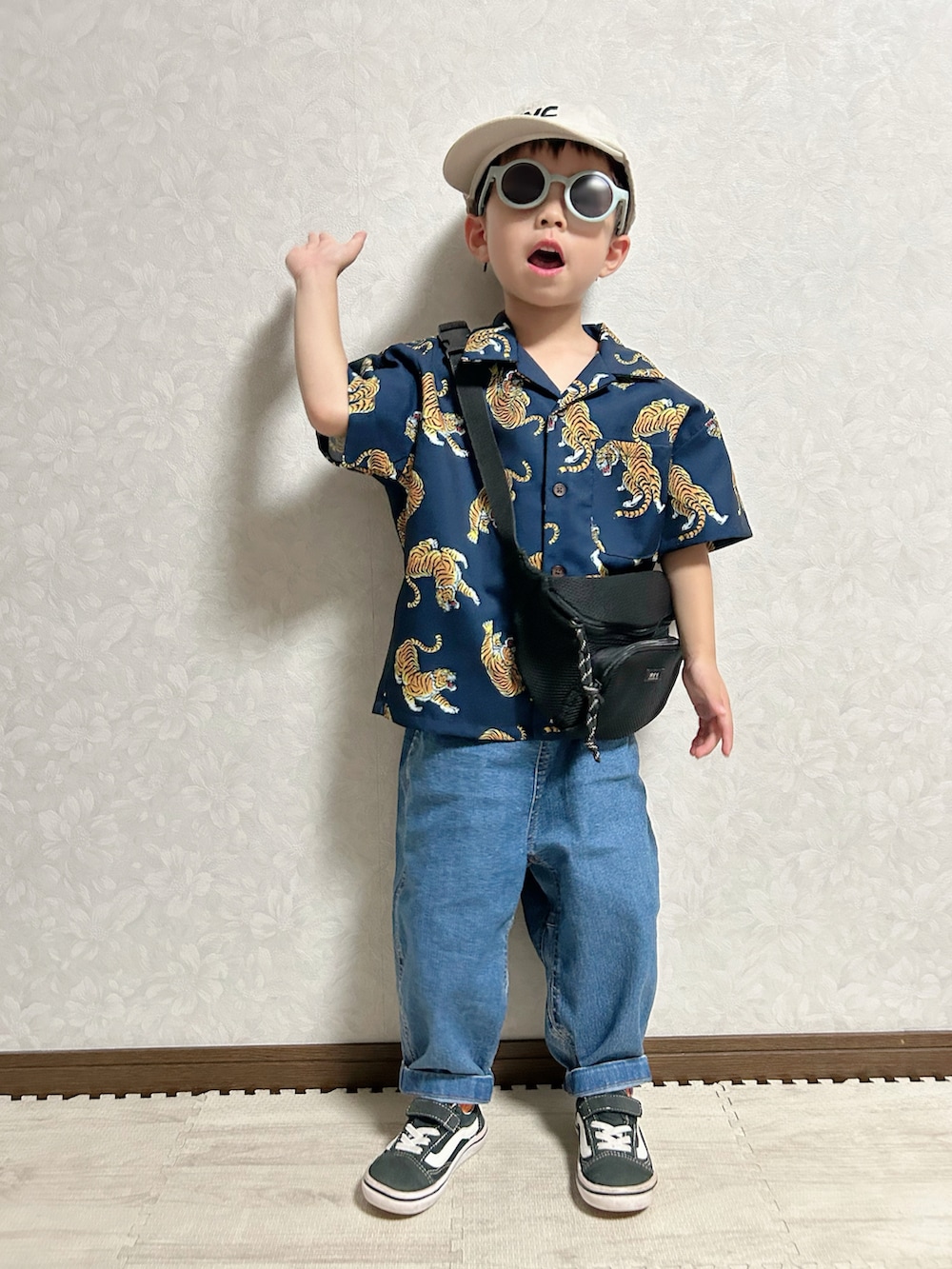 ブルー系のシャツ/ブラウス、ブラック系のボディバッグ/ウエストポーチ、ブルー系のデニムパンツを着用したキッズの秋コーディネートの3枚目の写真