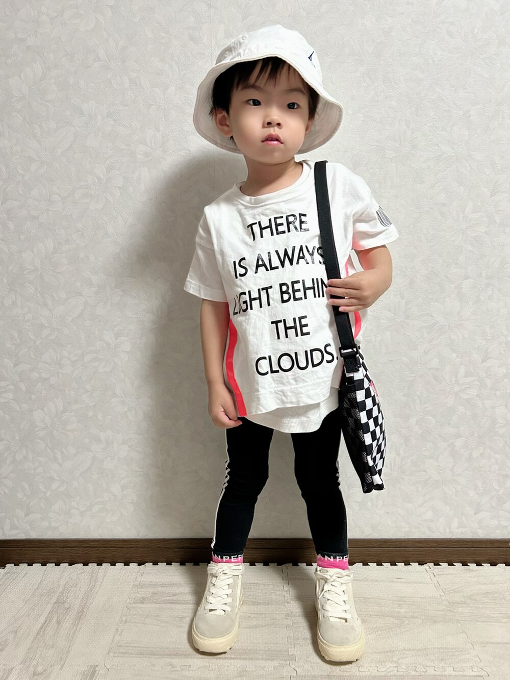 ホワイト系のTシャツ/カットソー、その他のショルダーバッグ、ホワイト系のスニーカーを着用したキッズの夏コーディネートの3枚目の写真