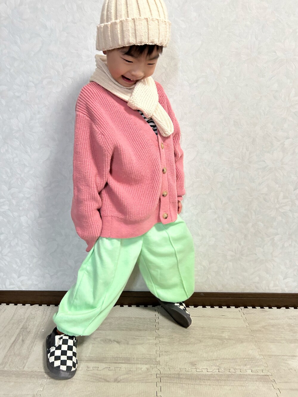 その他のTシャツ/カットソー、ピンク系のカーディガン/ボレロ、グリーン系のスウェットパンツを着用したキッズの冬コーディネートの3枚目の写真