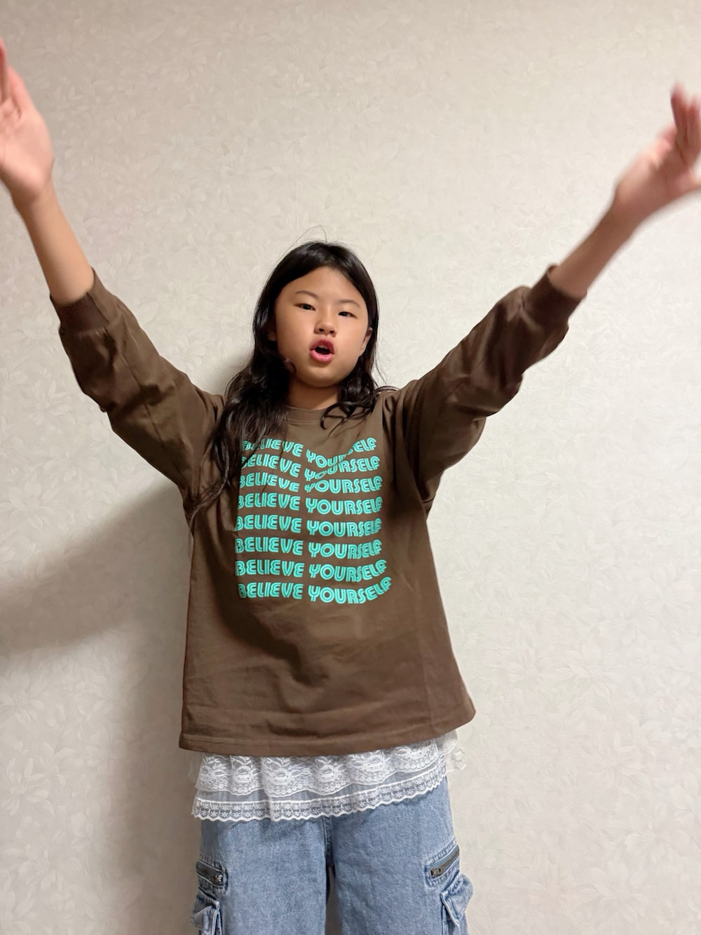 ブルー系のカーゴパンツ、ブラウン系のTシャツ/カットソー、ホワイト系のタンクトップを着用したキッズの秋コーディネートの3枚目の写真
