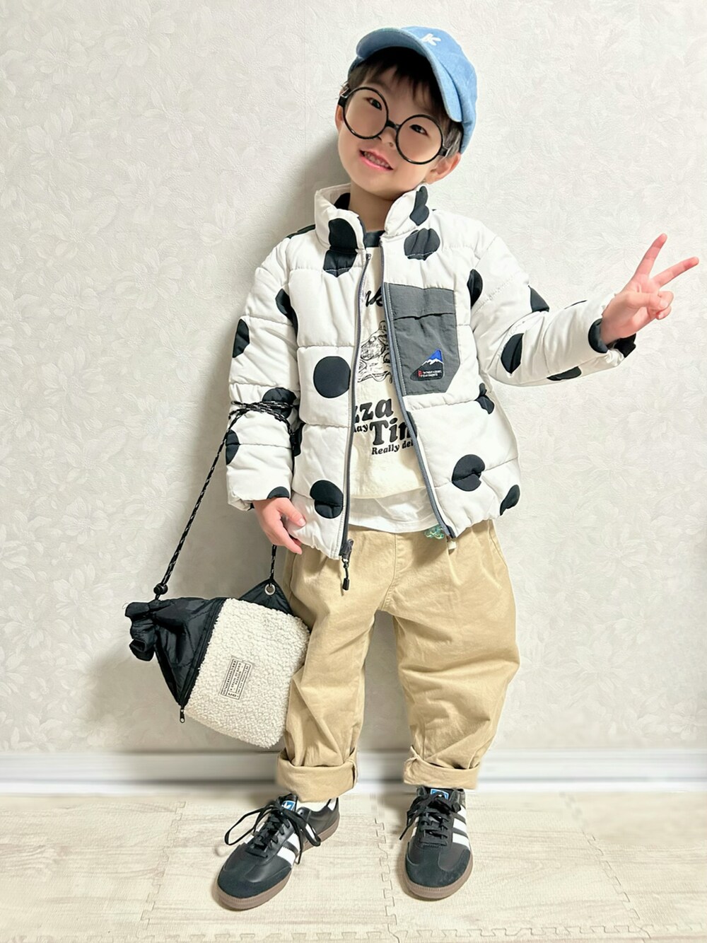 ホワイト系のTシャツ/カットソー、ホワイト系のTシャツ/カットソー、グレー系のブルゾンを着用したキッズの冬コーディネートの3枚目の写真