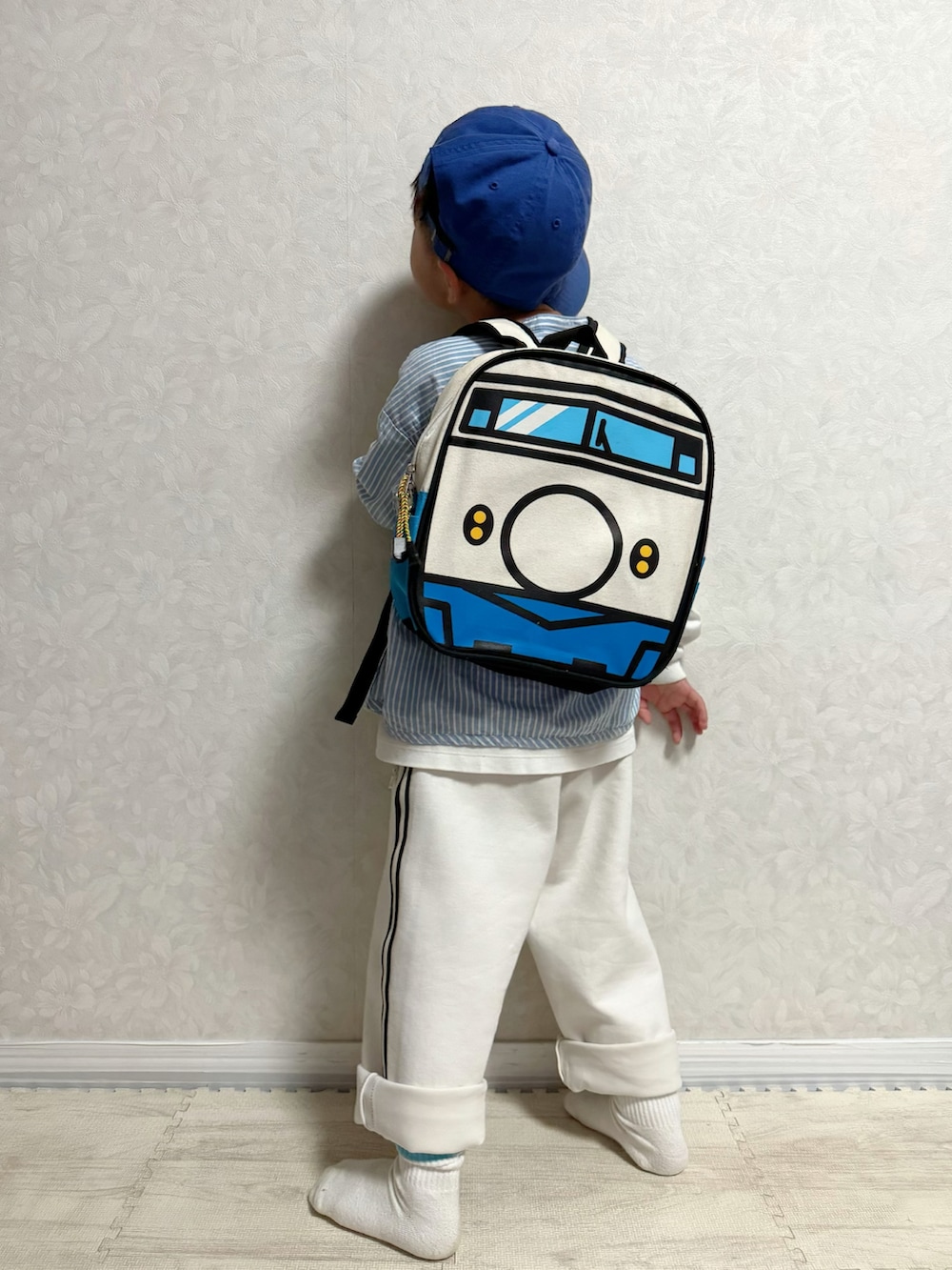 ホワイト系のTシャツ/カットソー、その他のシャツ/ブラウス、ホワイト系のバックパック/リュックを着用したキッズの春コーディネートの3枚目の写真