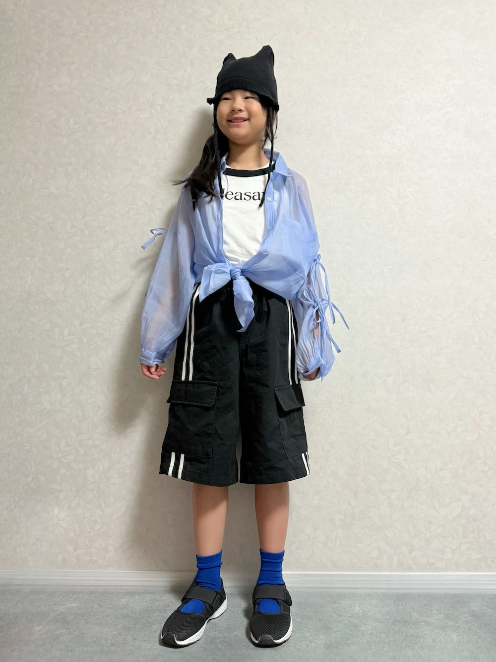 ブラック系のカーゴパンツ、ブラック系のサンダル、ブルー系のシャツ/ブラウスを着用したキッズの秋コーディネートの3枚目の写真