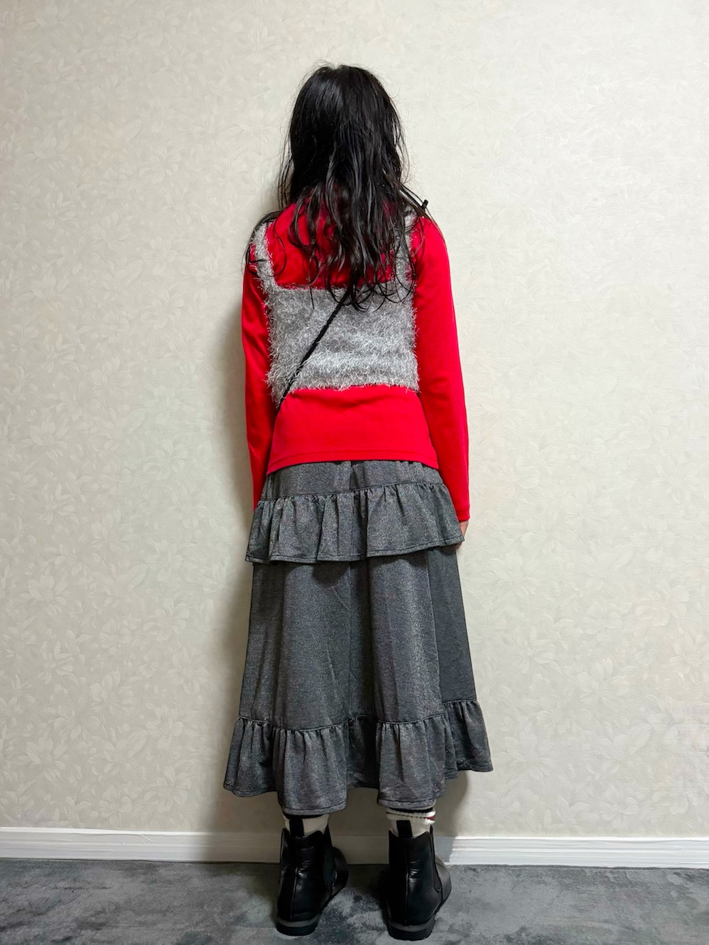 ブラック系のブーツ、レッド系のTシャツ/カットソー、ブラック系のスカートを着用したキッズの秋コーディネートの2枚目の写真