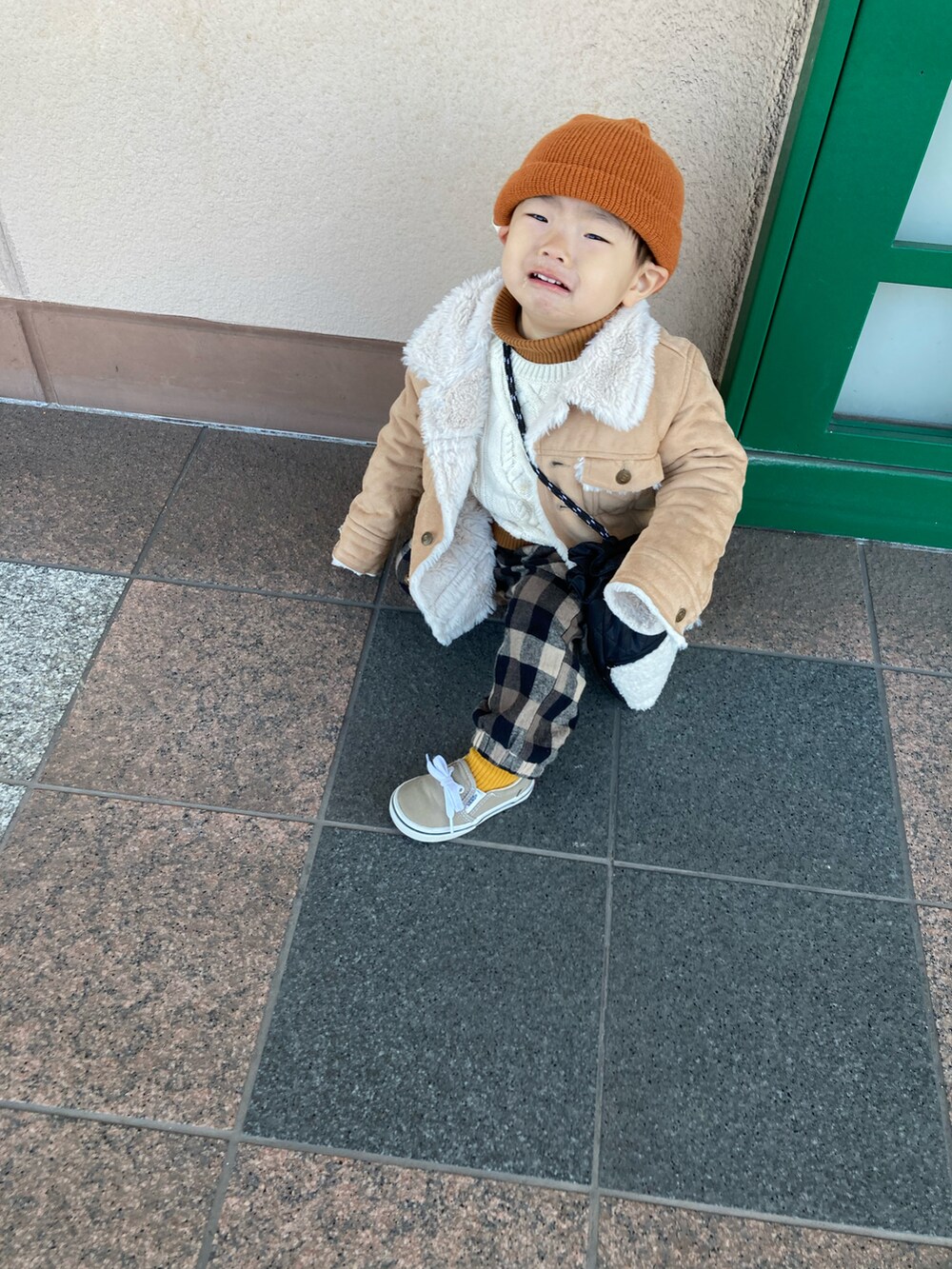 イエロー系のニット/セーター、ホワイト系のニット/セーター、ベージュ系のジャケット/アウターを着用したキッズの冬コーディネートの2枚目の写真