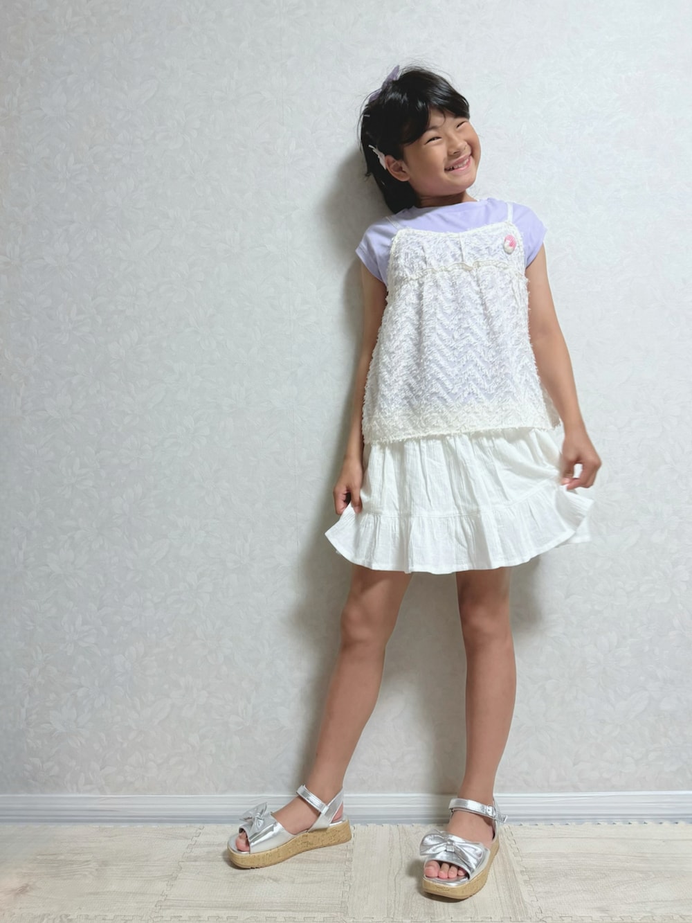 ホワイト系のTシャツ/カットソー、ホワイト系のスカート、シルバー系のサンダルを着用したキッズの夏コーディネートの2枚目の写真