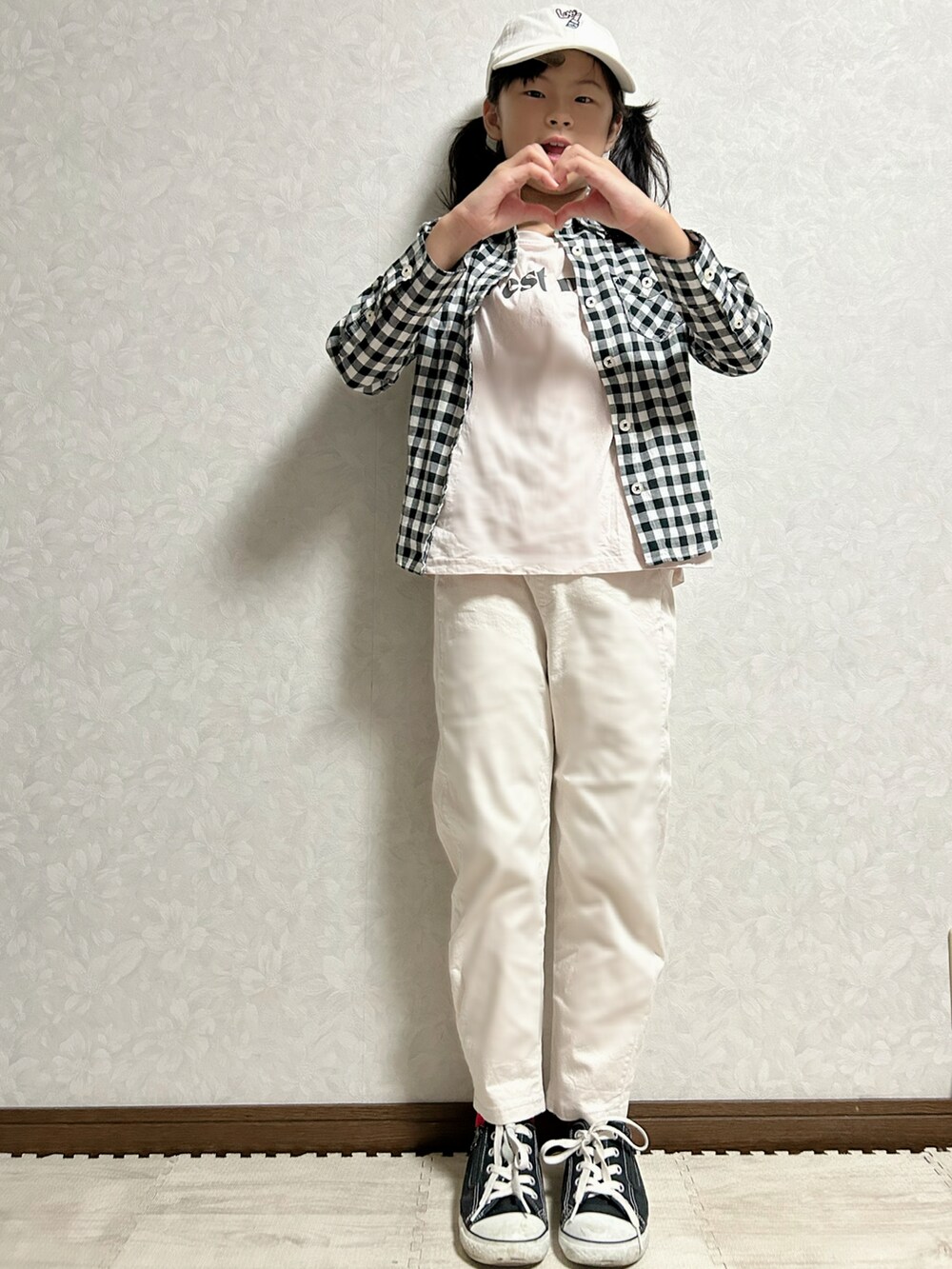 ホワイト系のTシャツ/カットソー、ホワイト系のカーゴパンツ、グリーン系のトートバッグを着用したレディースの秋コーディネートの5枚目の写真