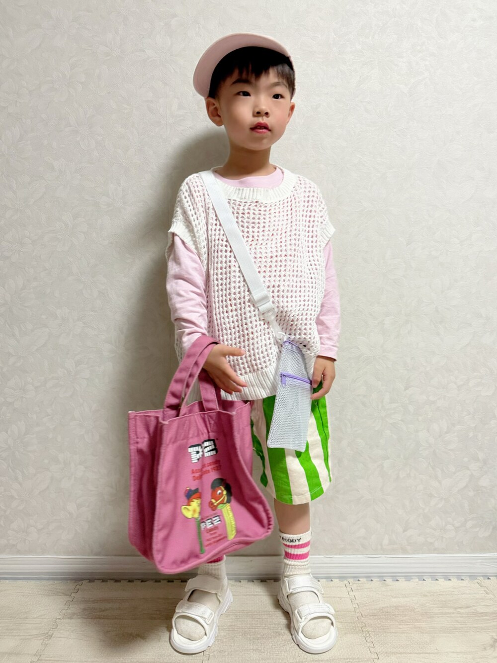 ピンク系のTシャツ/カットソー、ホワイト系のニット/セーター、グリーン系のその他パンツを着用したキッズの春コーディネートの3枚目の写真