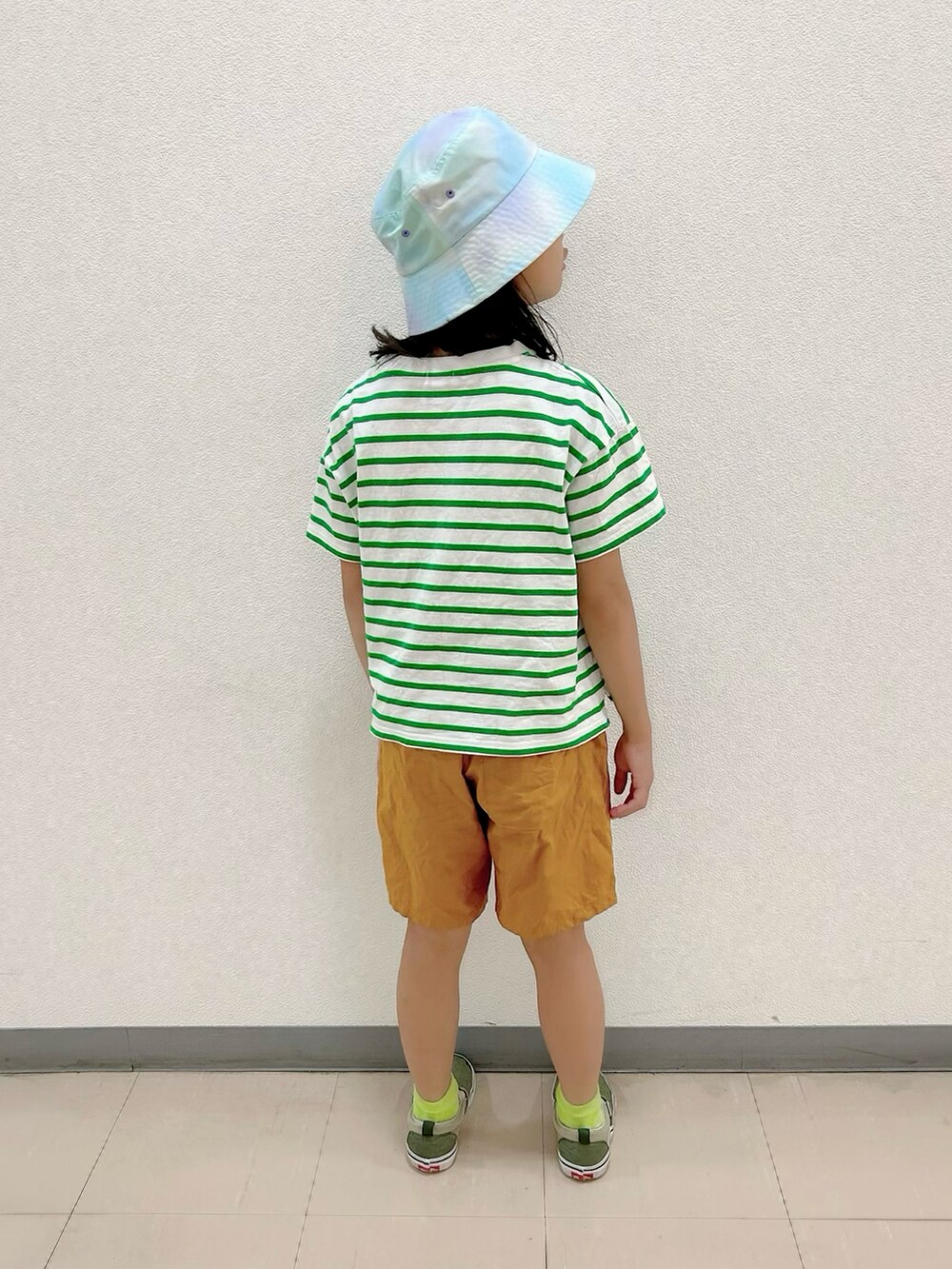 グリーン系のTシャツ/カットソー、イエロー系のその他パンツ、グリーン系のスニーカーを着用したキッズの秋コーディネートの5枚目の写真