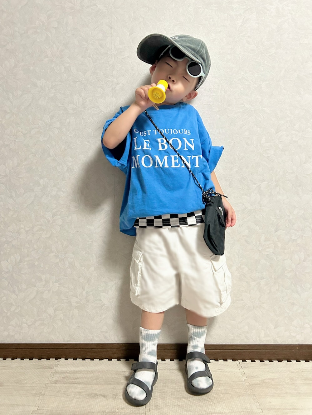 ブルー系のTシャツ/カットソー、ブラック系のタンクトップ、ホワイト系のその他パンツを着用したキッズの夏コーディネートの4枚目の写真