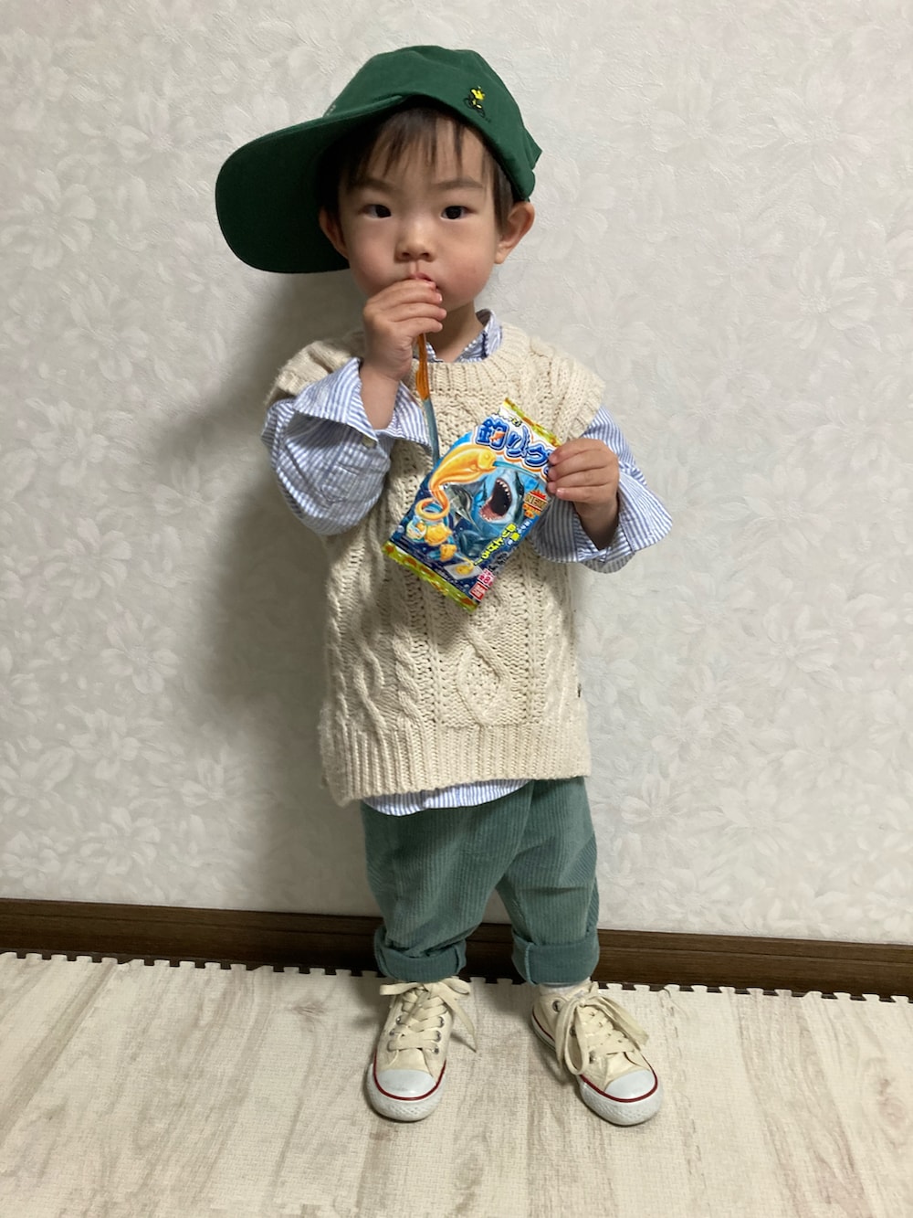グリーン系のシャツ/ブラウス、グリーン系のその他パンツ、ブラウン系のカチューシャを着用したキッズの冬コーディネートの4枚目の写真