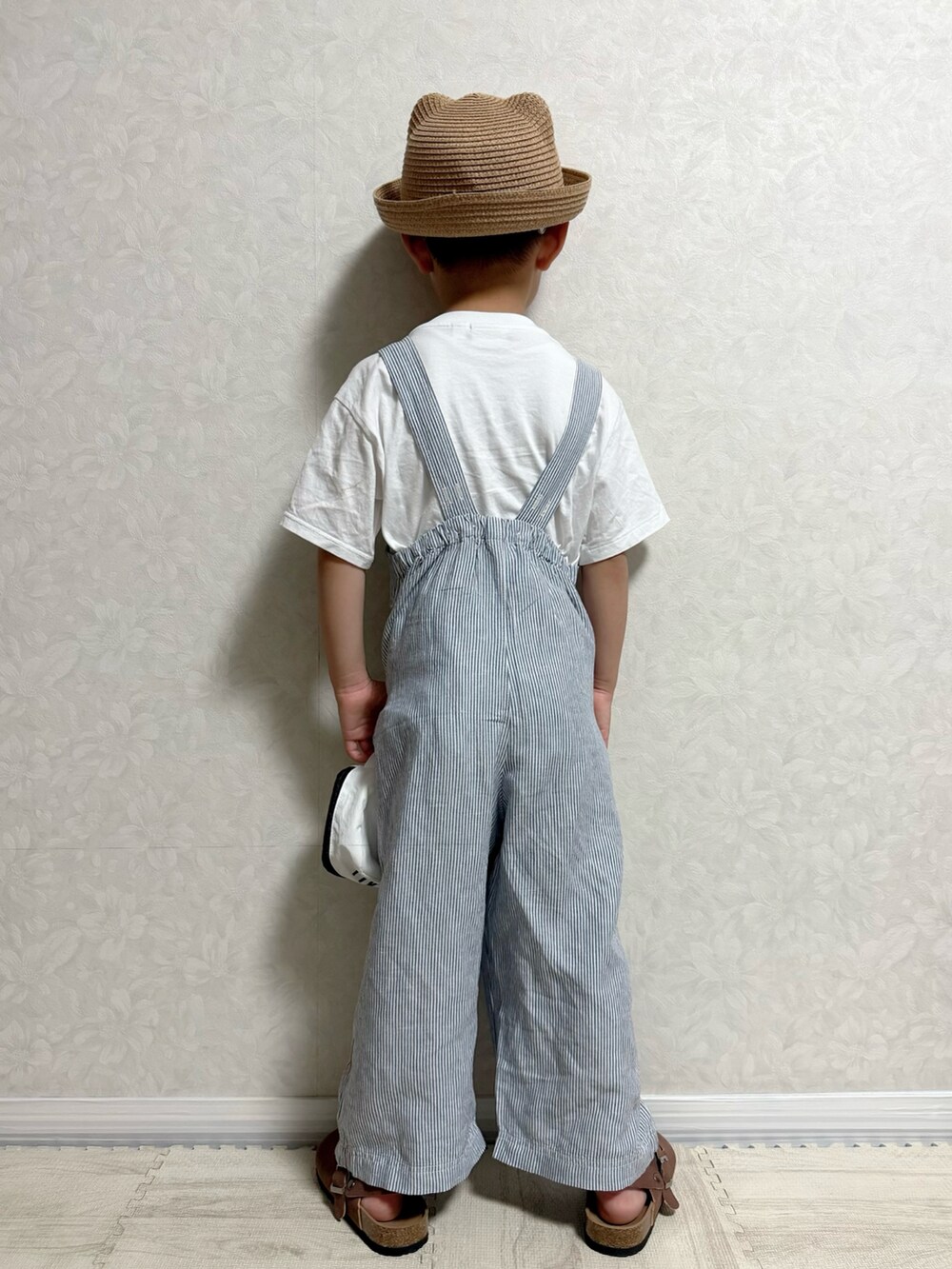 ホワイト系のTシャツ/カットソー、ブルー系のサロペット/オーバーオール、ベージュ系のトートバッグを着用したキッズの夏コーディネートの5枚目の写真