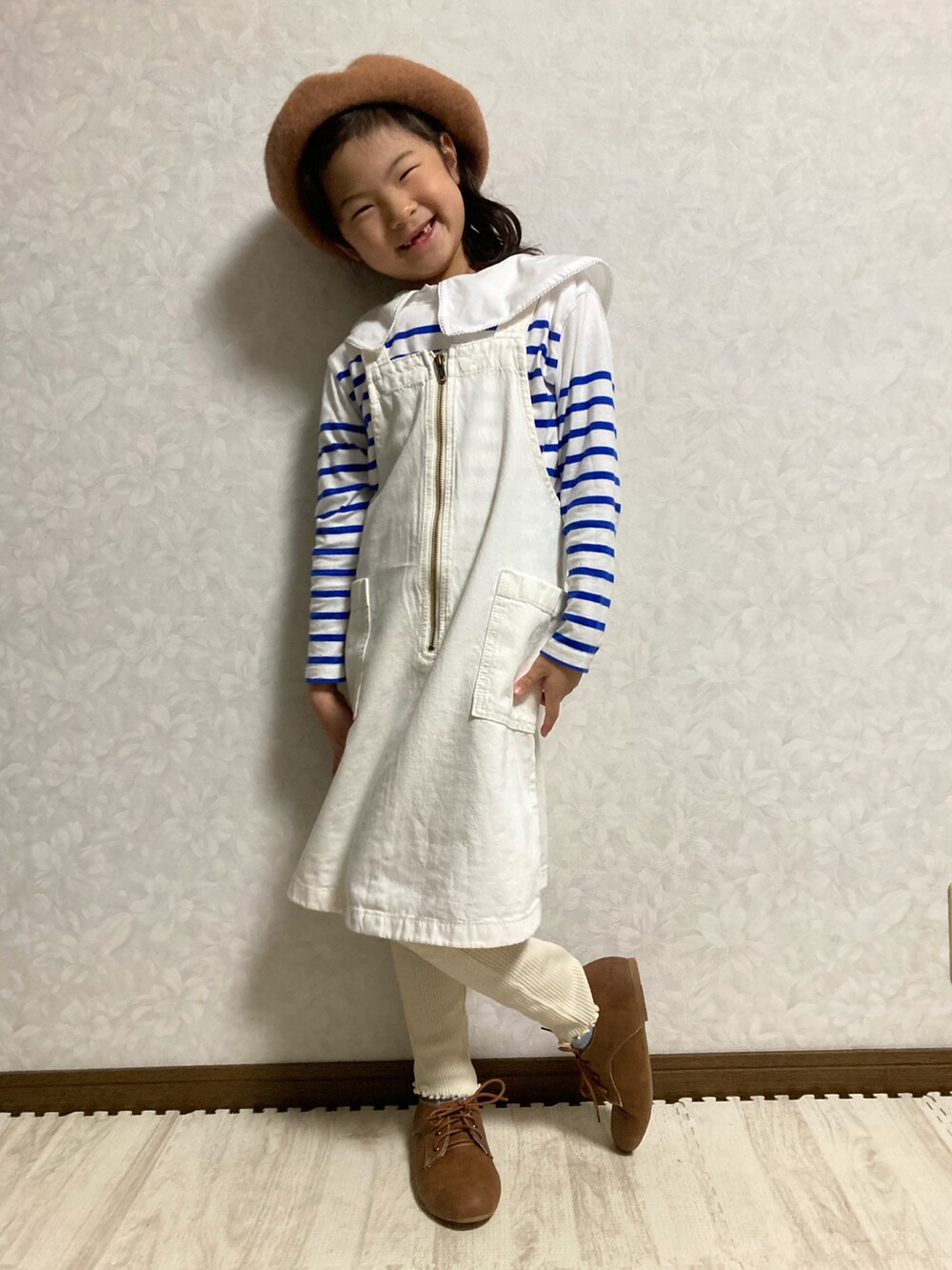 ブルー系のデニムジャケット、ホワイト系のサロペット/オーバーオール、ブルー系のTシャツ/カットソーを着用したキッズの春コーディネートの2枚目の写真