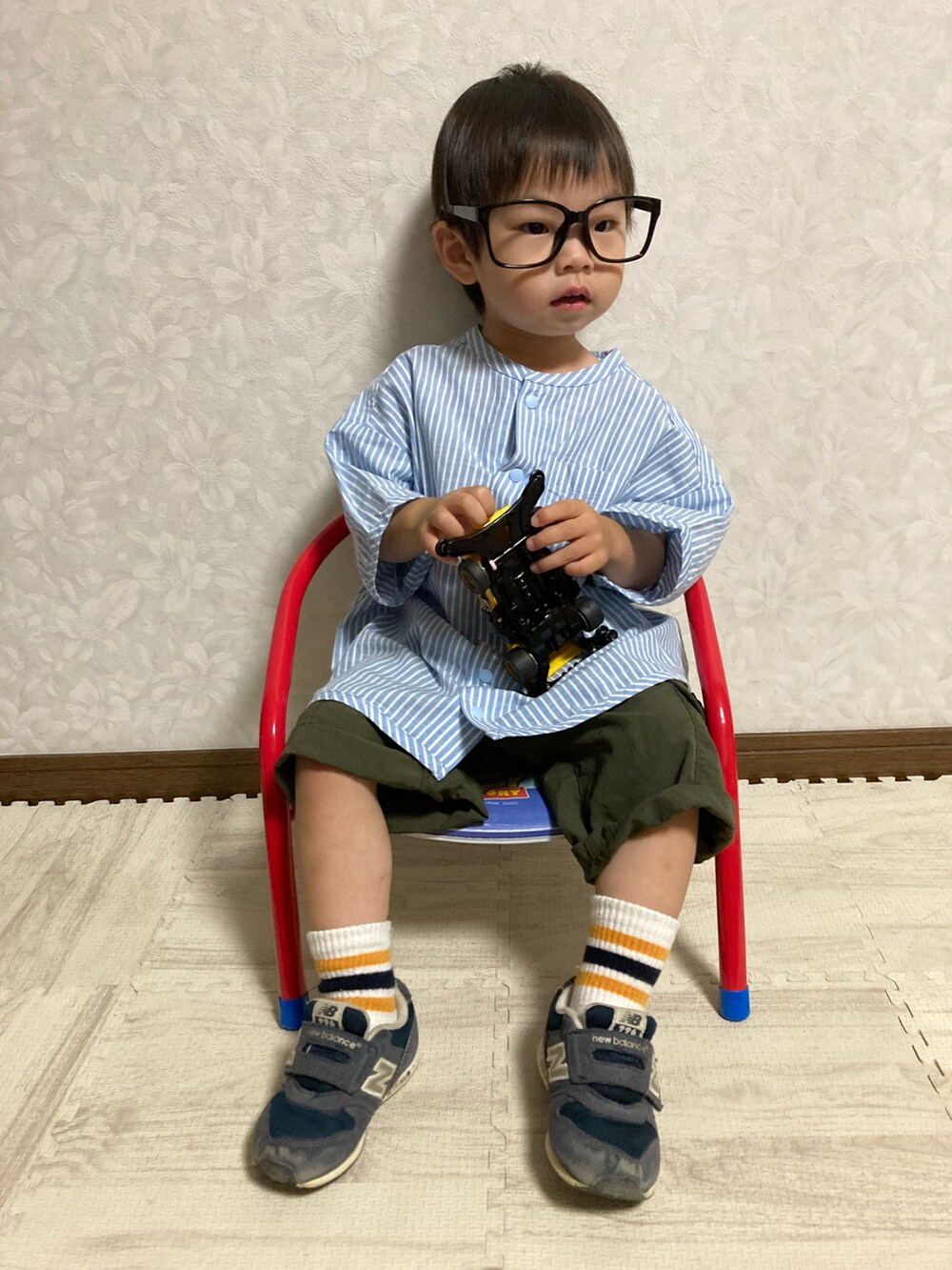 その他のシャツ/ブラウス、グリーン系のカーゴパンツ、ブルー系のスニーカーを着用したキッズの夏コーディネートの4枚目の写真