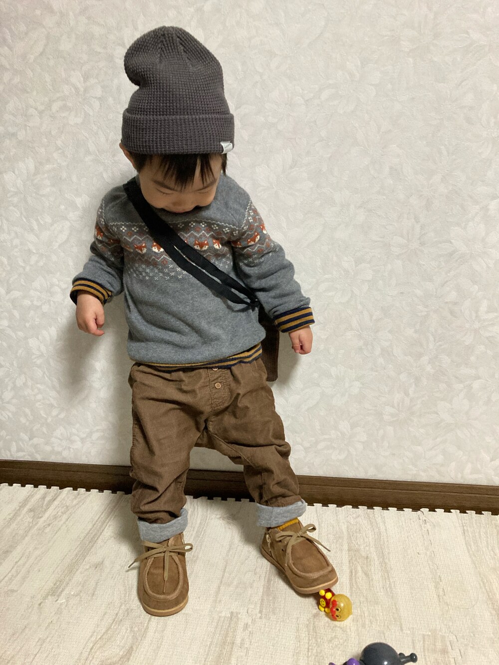 ブラウン系のTシャツ/カットソー、グレー系のニット/セーター、ブラウン系のショルダーバッグを着用したキッズの冬コーディネートの4枚目の写真