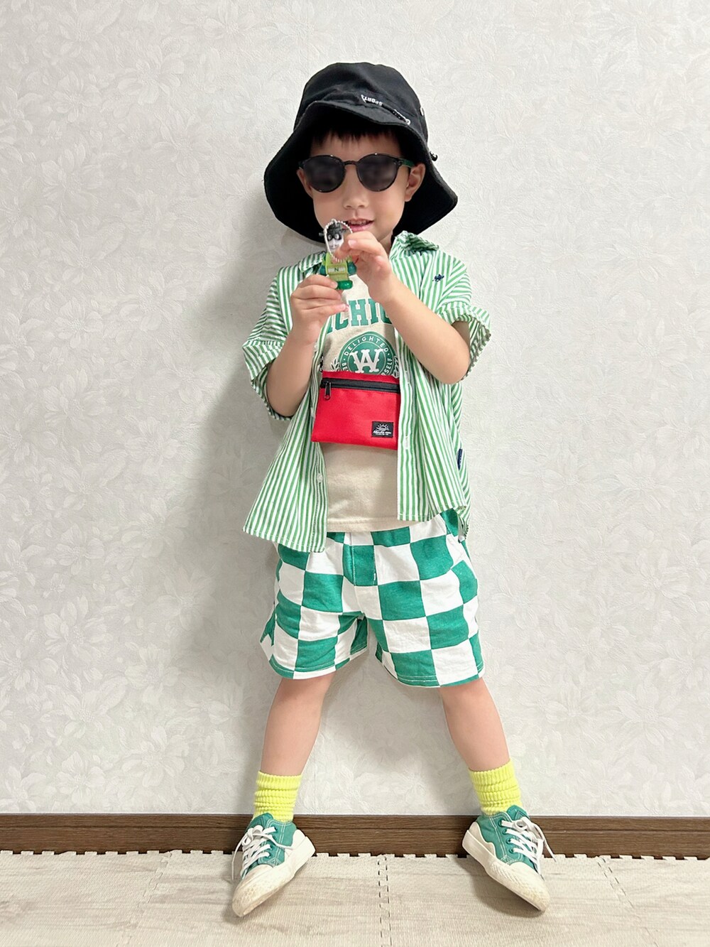 ベージュ系のタンクトップ、グリーン系のシャツ/ブラウス、グリーン系のパンツを着用したキッズの夏コーディネートの2枚目の写真