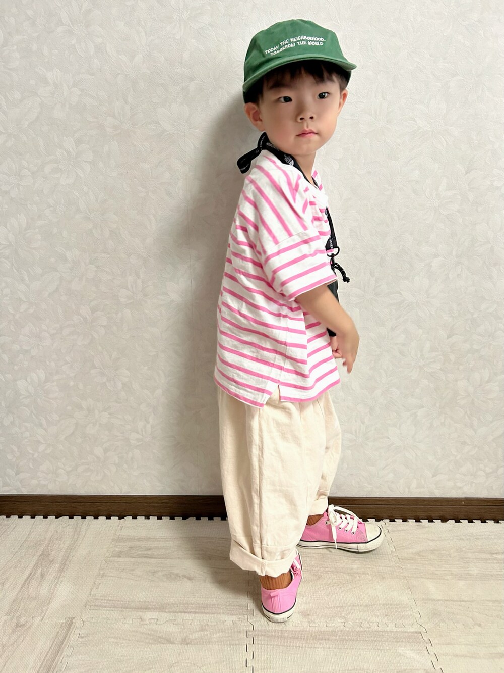「秋服まるっと大公開、秋コーデ、カジュアルコーデ、めがね、pink男子部、韓国子供服、スニーカー、キャップ、お出かけコーデ、休日スタイル、ボーダー、スウィーツ同盟会、カーゴパンツ、ショルダーバッグ、靴下オタク」｜「UNIQLOのキッズ ピーナッツ2021 秋冬 キャップ 1,500円（キャップ、グリーン系）」を使った、lenlen23さん（キッズ・90cm）の秋コーディネートの3枚目の写真