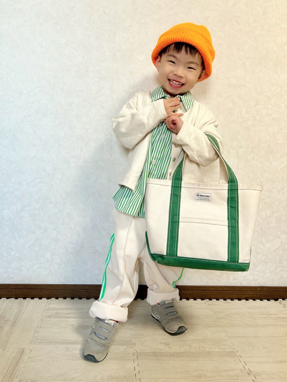 グリーン系のシャツ/ブラウス、ホワイト系のカーディガン/ボレロ、ホワイト系のその他パンツを着用したキッズの春コーディネートの2枚目の写真