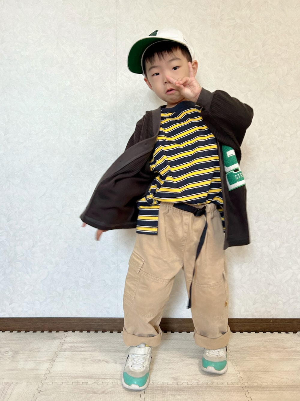 ブルー系のTシャツ/カットソー、ブラック系のカーディガン/ボレロ、ベージュ系のカーゴパンツを着用したキッズの秋コーディネートの5枚目の写真