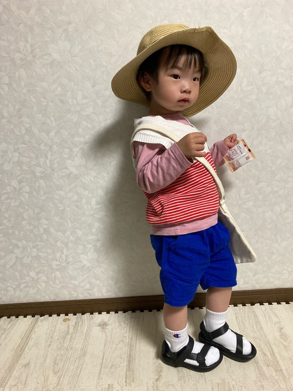 ピンク系のトップス、ホワイト系のベスト、ホワイト系のベストを着用したキッズの春コーディネートの5枚目の写真