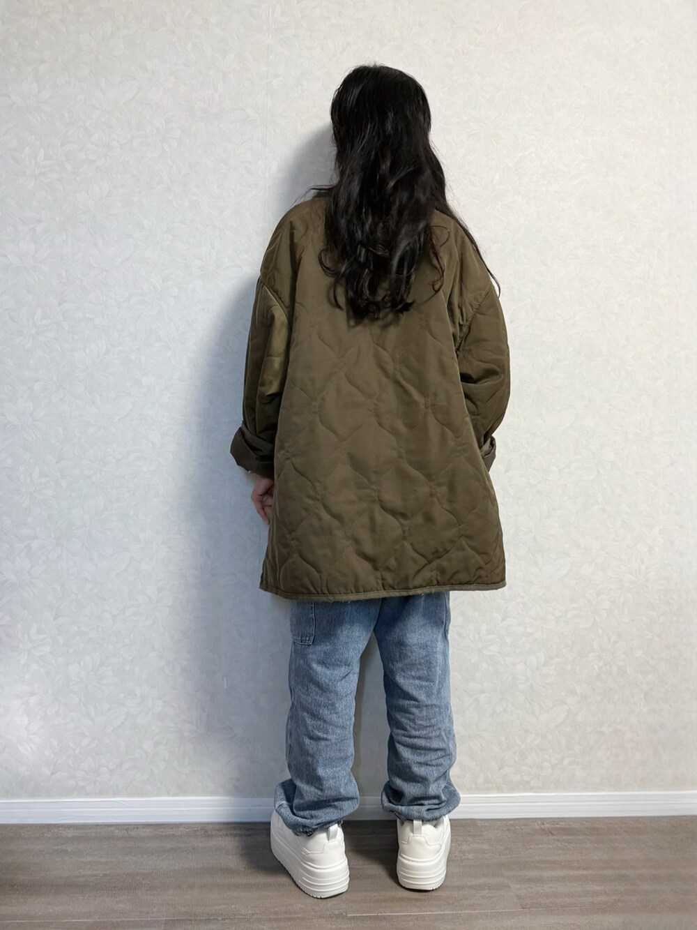 ブルー系のカーゴパンツ、シルバー系のショルダーバッグ、ブラウン系のノーカラージャケットを着用したキッズの春コーディネートの3枚目の写真