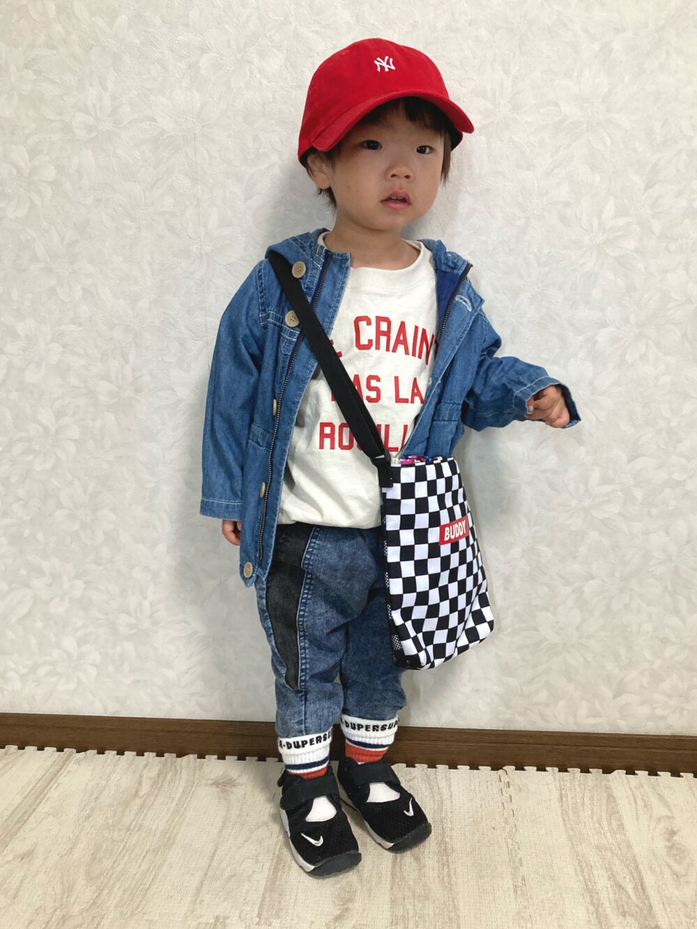 ホワイト系のTシャツ/カットソー、ブルー系のデニムジャケット、ホワイト系のカーディガン/ボレロを着用したキッズの春コーディネートの2枚目の写真