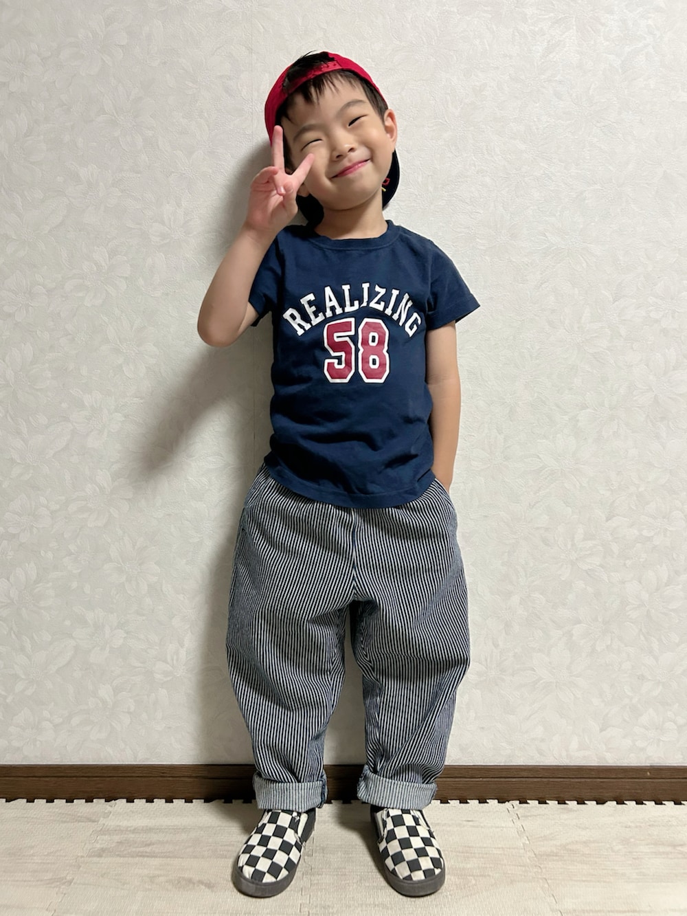 ブルー系のTシャツ/カットソー、ホワイト系のデニムジャケット、ブルー系のデニムパンツを着用したキッズの秋コーディネートの3枚目の写真