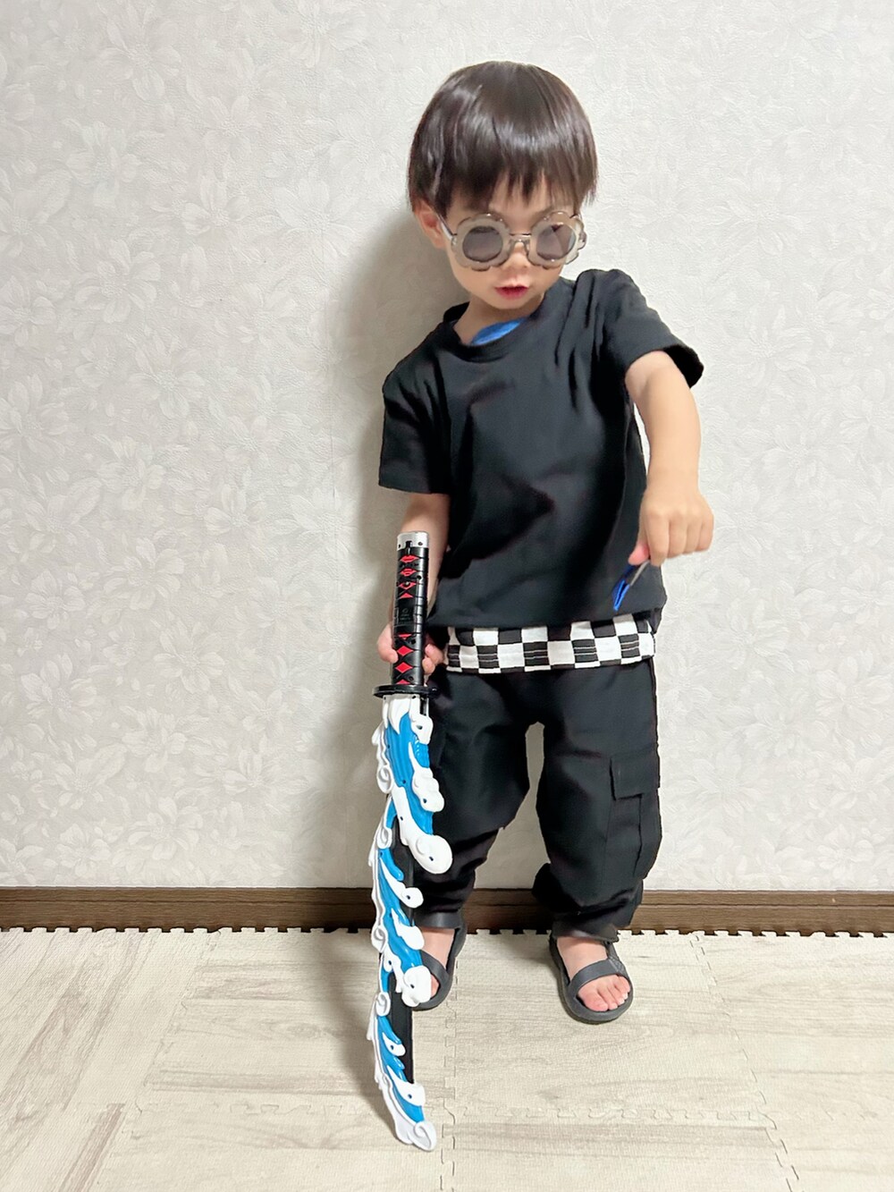 ブラック系のベスト、ブラック系のタンクトップ、その他のTシャツ/カットソーを着用したキッズの夏コーディネートの5枚目の写真