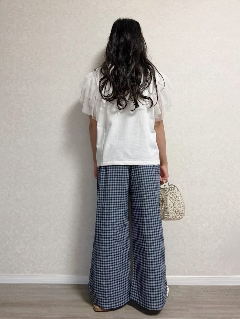 ホワイト系のTシャツ/カットソー、ブルー系のその他パンツ、ベージュ系のトートバッグを着用したキッズの夏コーディネートの3枚目の写真