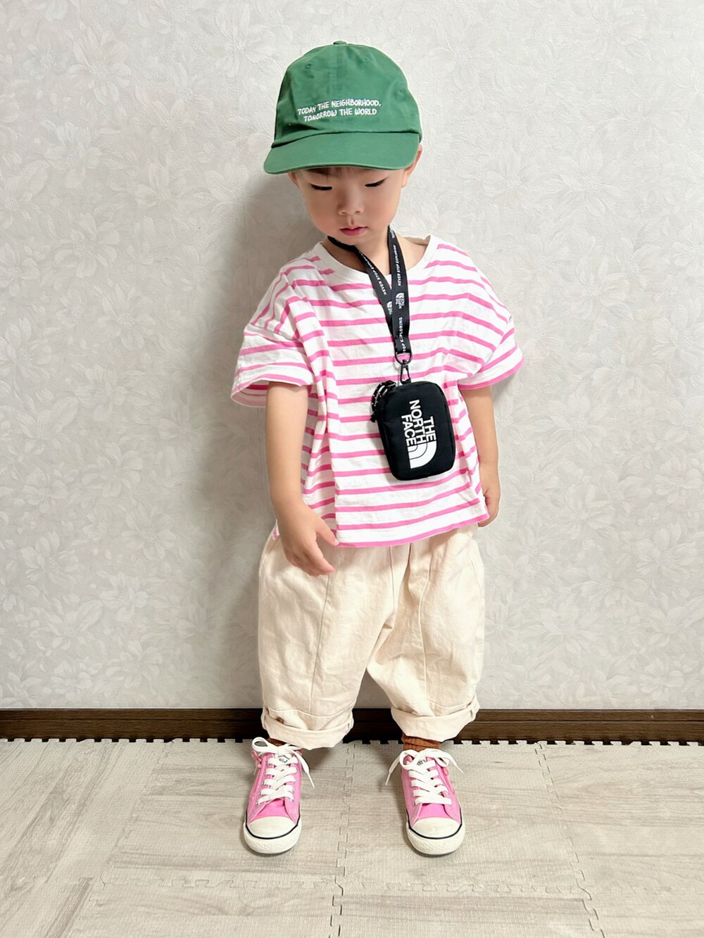 「秋服まるっと大公開、秋コーデ、カジュアルコーデ、めがね、pink男子部、韓国子供服、スニーカー、キャップ、お出かけコーデ、休日スタイル、ボーダー、スウィーツ同盟会、カーゴパンツ、ショルダーバッグ、靴下オタク」｜「UNIQLOのキッズ ピーナッツ2021 秋冬 キャップ 1,500円（キャップ、グリーン系）」を使った、lenlen23さん（キッズ・90cm）の秋コーディネートの2枚目の写真