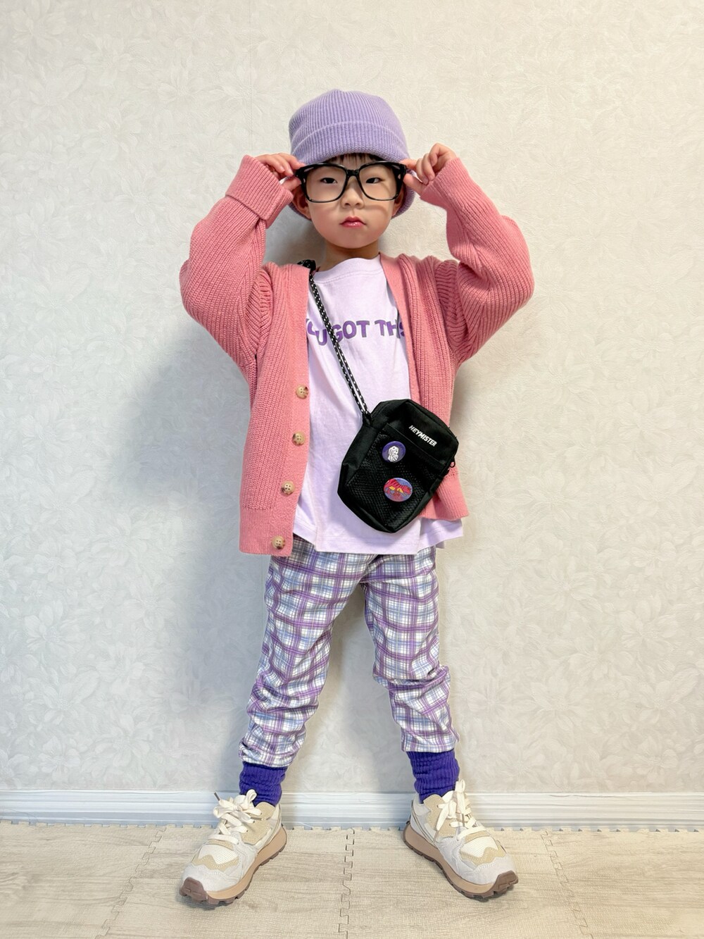 パープル系のTシャツ/カットソー、ピンク系のカーディガン/ボレロ、ブラック系のショルダーバッグを着用したキッズの春コーディネートの2枚目の写真