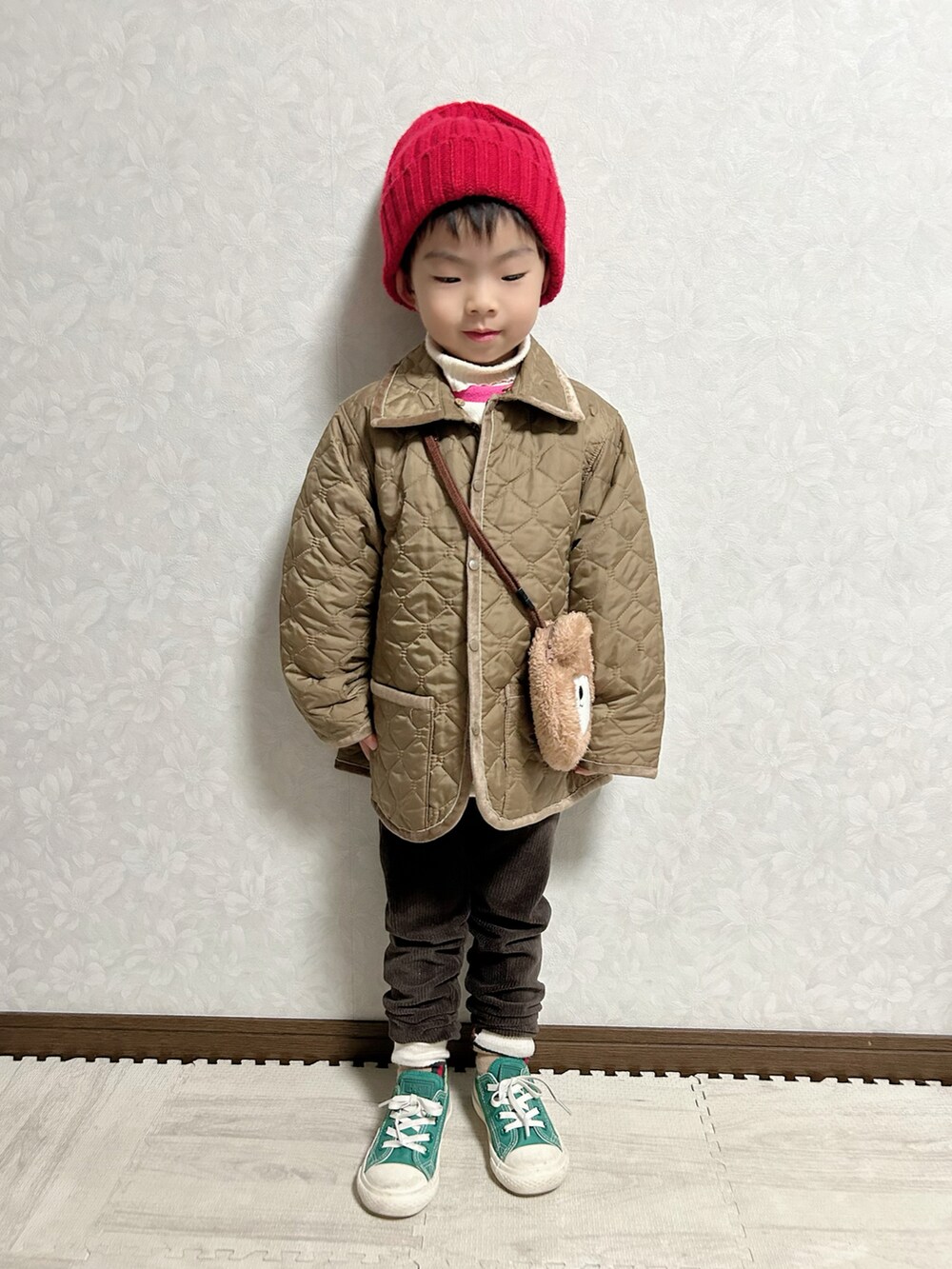 ホワイト系のニット/セーター、その他のTシャツ/カットソー、グリーン系のブルゾンを着用したキッズの冬コーディネートの4枚目の写真