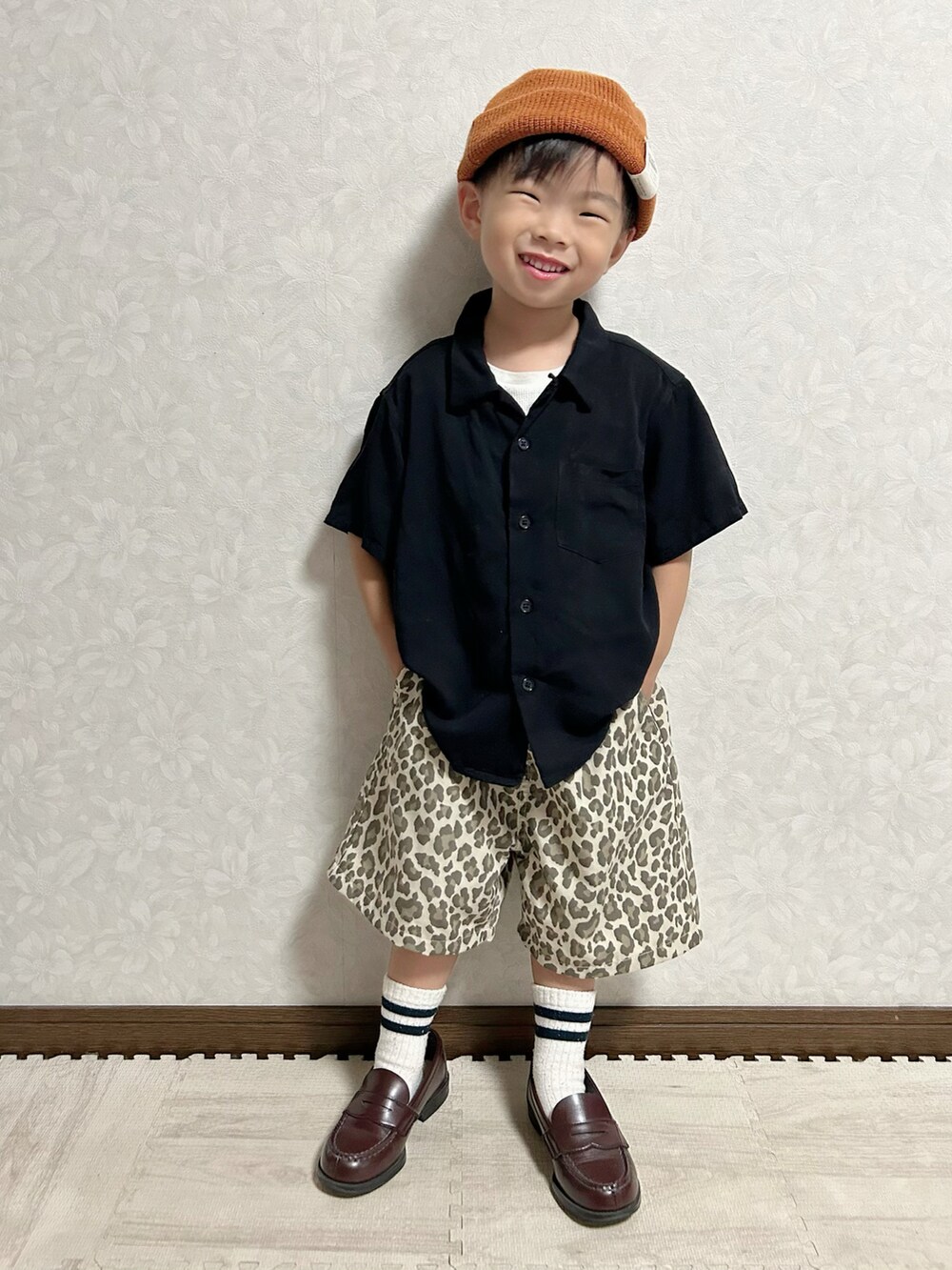 ブラック系のシャツ/ブラウス、ベージュ系のその他パンツ、ブラウン系のローファーを着用したキッズの秋コーディネートの3枚目の写真