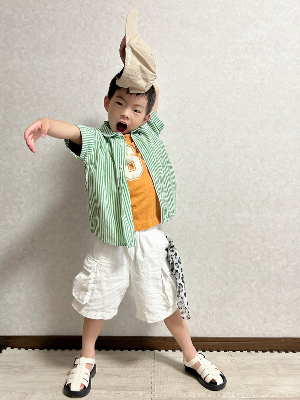 グリーン系のシャツ/ブラウス、オレンジ系のTシャツ/カットソー、ホワイト系のその他パンツを着用したキッズの夏コーディネートの3枚目の写真