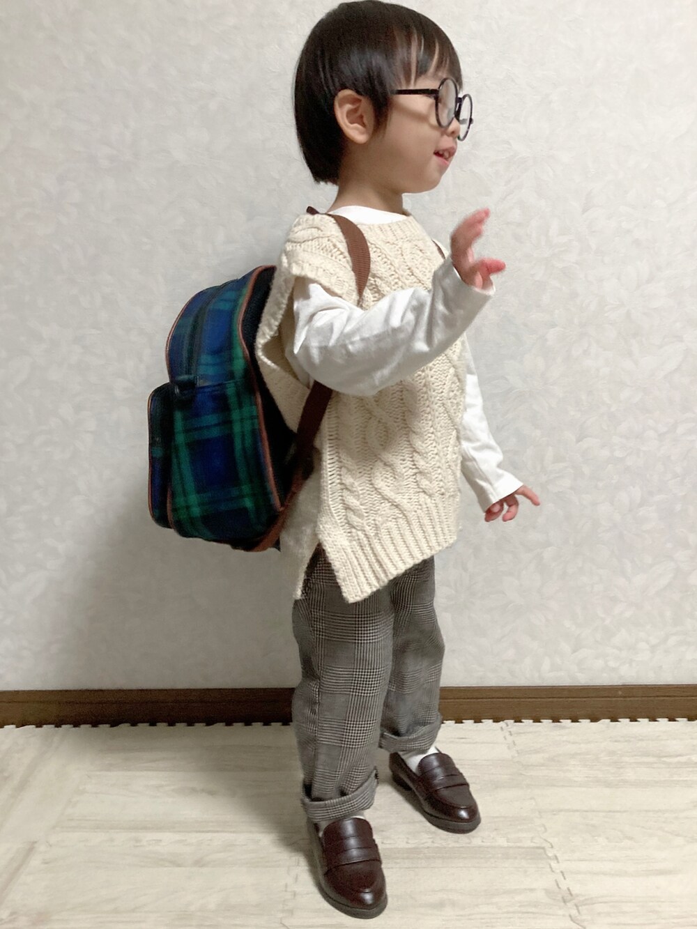 ホワイト系のTシャツ/カットソー、ホワイト系のベスト、グレー系のパンツを着用したキッズの秋コーディネートの5枚目の写真