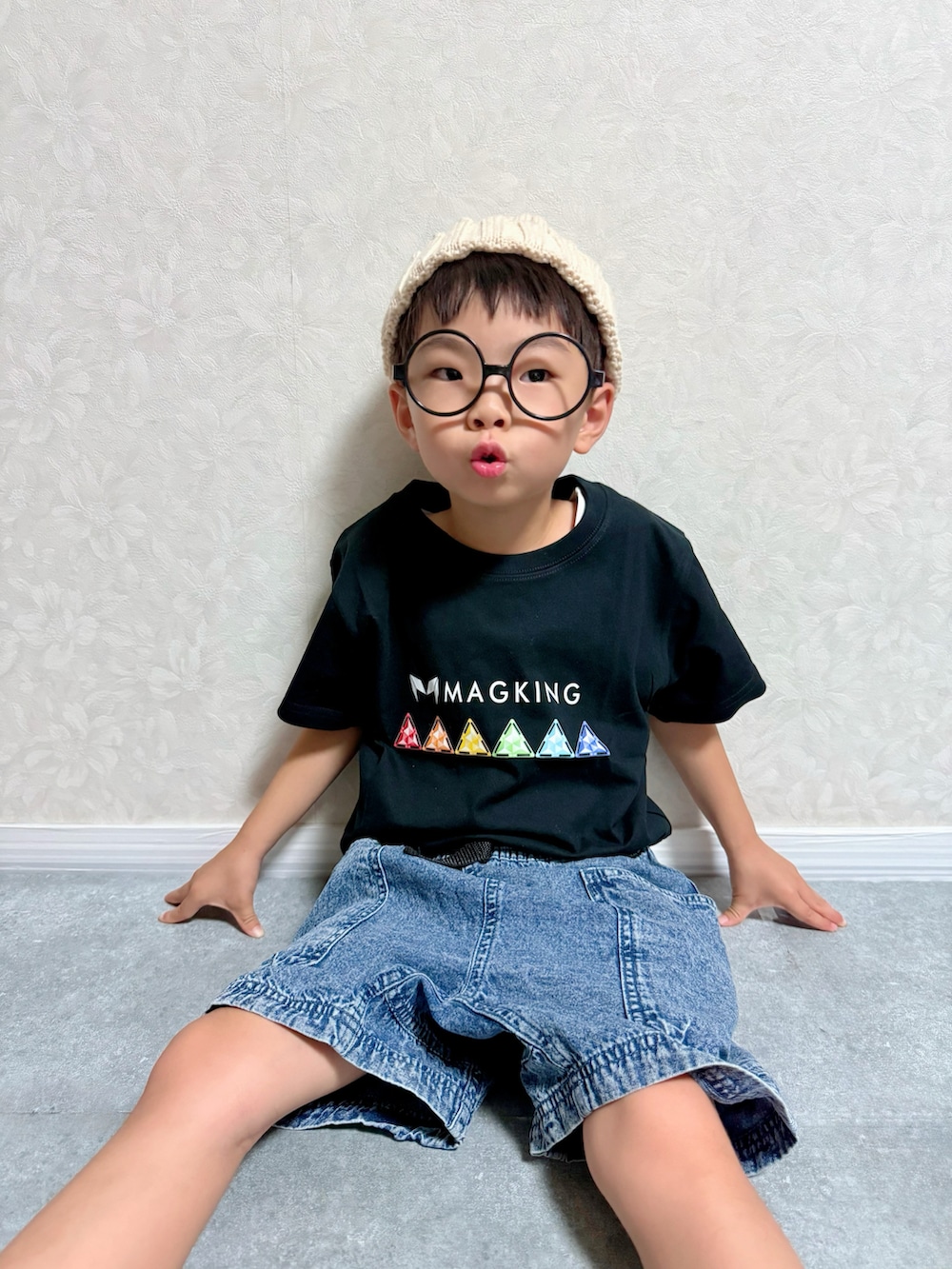 ブルー系のスニーカー、ブラック系のTシャツ/カットソー、ブルー系のデニムパンツを着用したキッズの秋コーディネートの2枚目の写真