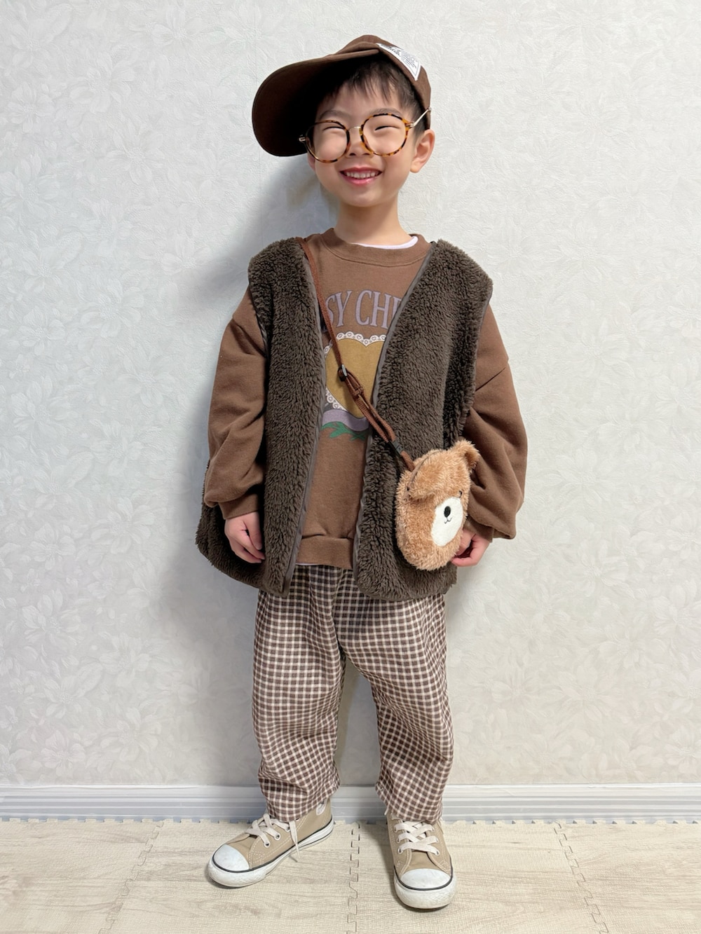 パープル系のTシャツ/カットソー、ブラウン系のスウェット、グリーン系のスウェットを着用したキッズの冬コーディネートの2枚目の写真