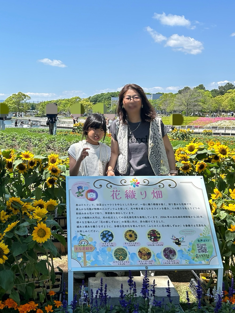 グレー系のTシャツ/カットソー、ホワイト系のTシャツ/カットソー、ホワイト系のその他パンツを着用したキッズの春コーディネートの3枚目の写真