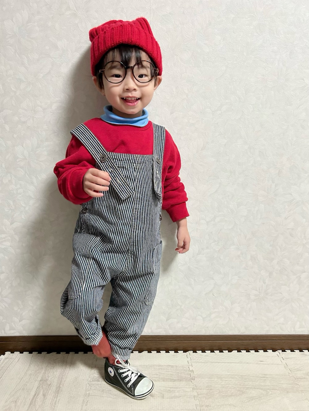 ブルー系のTシャツ/カットソー、レッド系のスウェット、ブラック系のスニーカーを着用したキッズの冬コーディネートの4枚目の写真